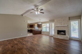 8807 E 56th St in Tulsa, OK - Foto de edificio - Building Photo
