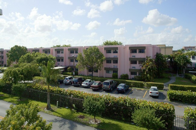 Las Palmas Senior Living in Hialeah, FL - Building Photo - Building Photo