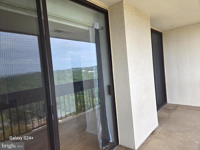 5300 Holmes Run Pkwy in Alexandria, VA - Building Photo - Building Photo