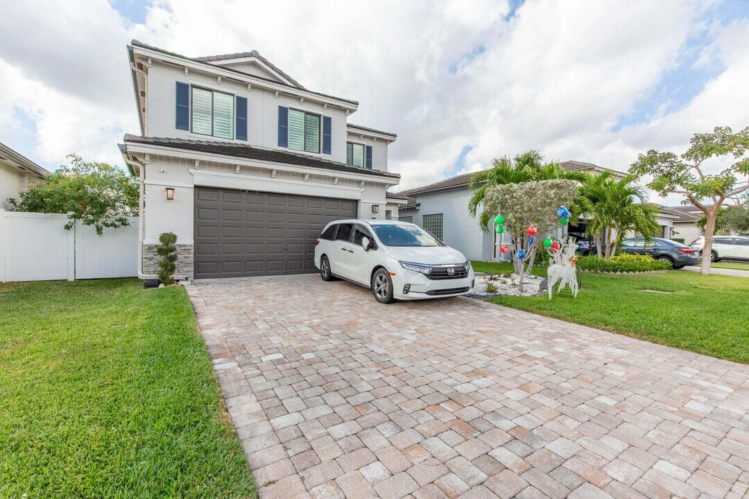 7528 Moonrise Dr in Greenacres, FL - Building Photo