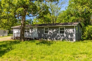 13 Leisure Rd in Eldon, MO - Building Photo