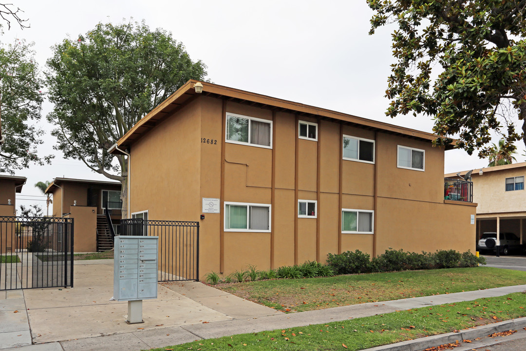 Sunswept Apartments in Garden Grove, CA - Building Photo