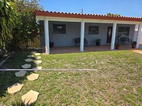 3574 W 14th Ct, Unit Bedroom, rest of home is in Hialeah, FL - Foto de edificio - Building Photo