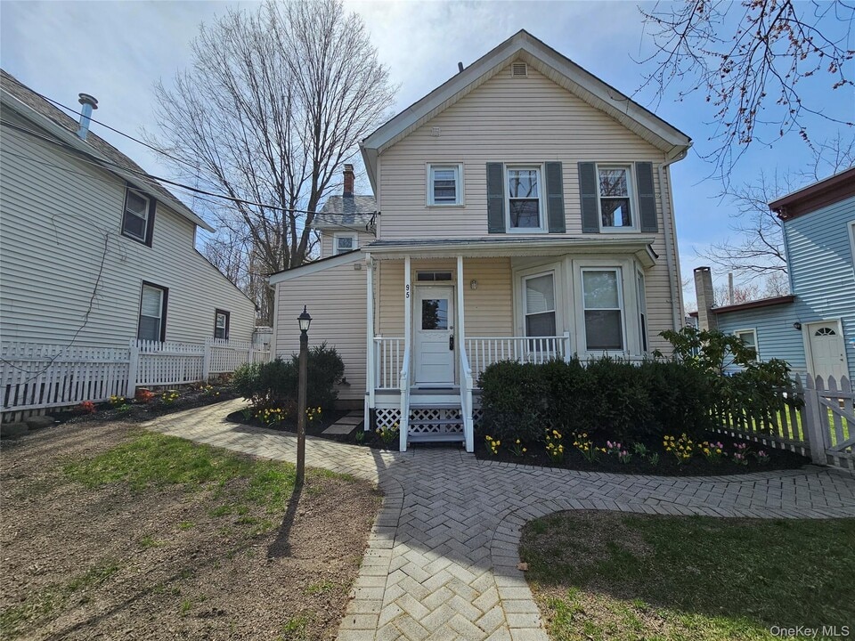 95 W Rte 59 in Clarkstown, NY - Building Photo