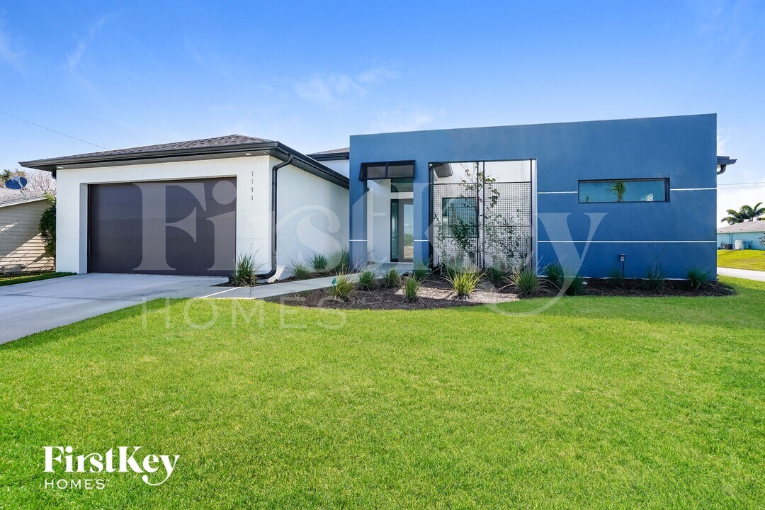 1131 NE 2nd Pl in Cape Coral, FL - Foto de edificio