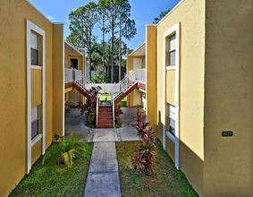 Henley Park Apartments in Orlando, FL - Building Photo - Primary Photo