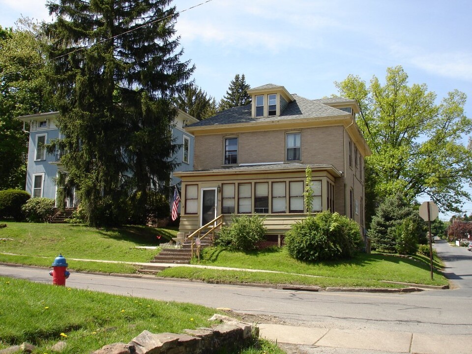 53 N Fairview St in Lock Haven, PA - Foto de edificio