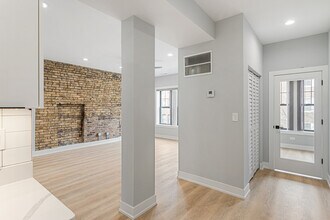 7663 N Rogers Ave in Chicago, IL - Building Photo - Building Photo