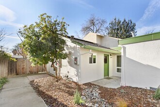 2042 E 8th St in Davis, CA - Building Photo - Building Photo