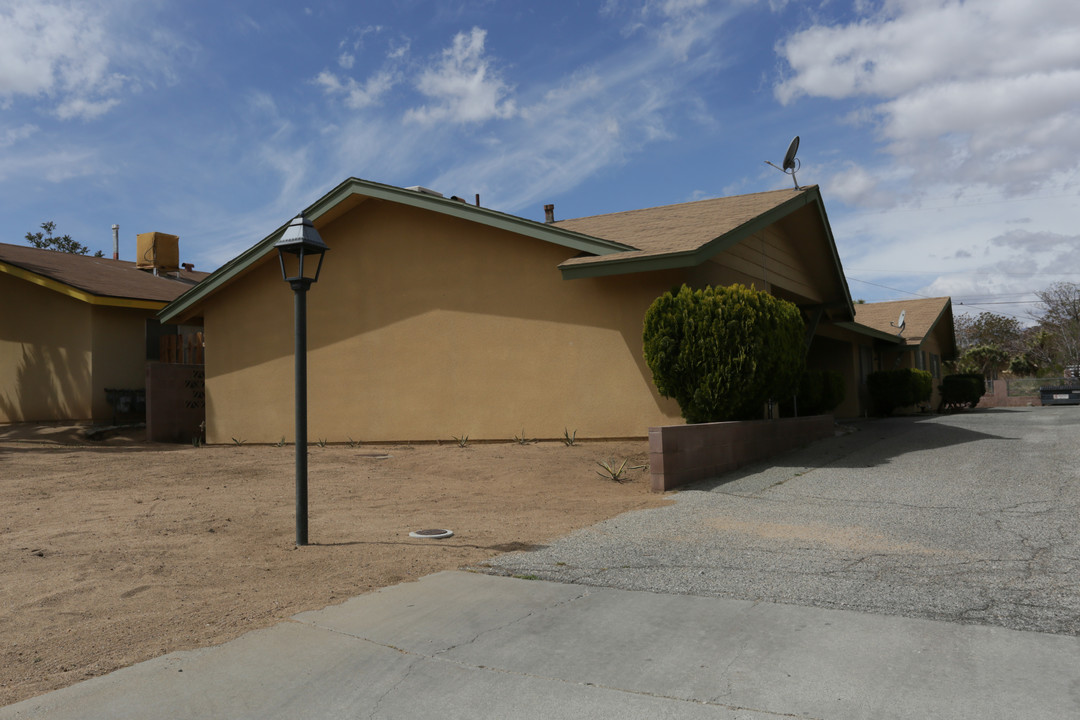 7400-7410 Cherokee Trl in Yucca Valley, CA - Building Photo