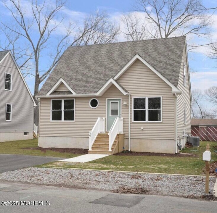 567 Sica Ln in Toms River, NJ - Building Photo