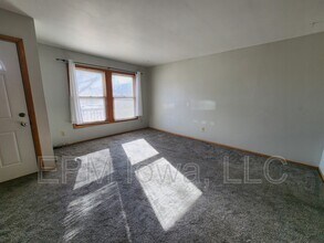 2209 W 4th St in Cedar Falls, IA - Foto de edificio - Building Photo