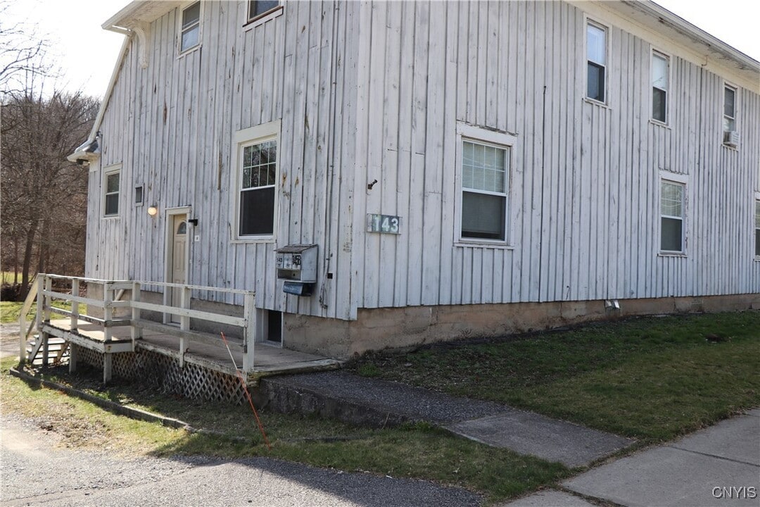 143 W Genesee St in Chittenango, NY - Building Photo