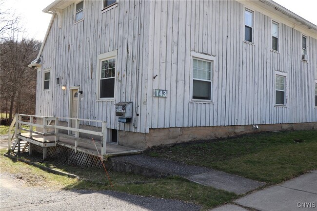 143 W Genesee St in Chittenango, NY - Building Photo - Building Photo