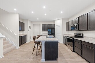 1375 Theodore Dr in Lockbourne, OH - Foto de edificio - Building Photo