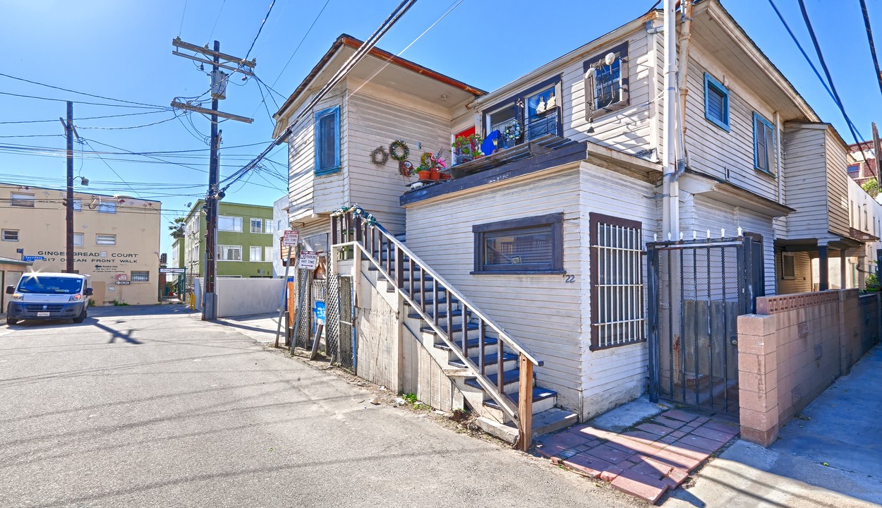 22 Paloma Ave in Venice, CA - Building Photo