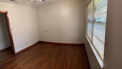 4262 T C Jester Blvd in Houston, TX - Foto de edificio - Building Photo