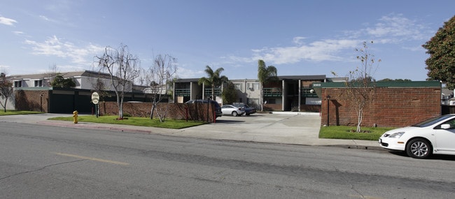 Elden Court Apartment Homes in Costa Mesa, CA - Foto de edificio - Building Photo