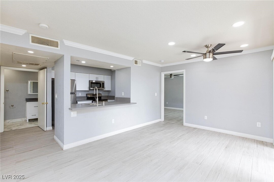 8101 W Flamingo Rd in Las Vegas, NV - Building Photo