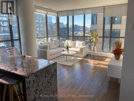 8 Charlotte St in Toronto, ON - Building Photo