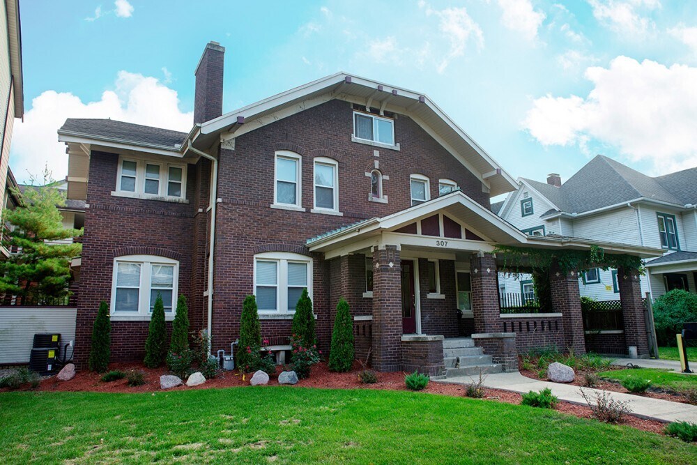 307 W Green St in Champaign, IL - Building Photo