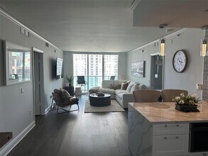 350 SE 2nd St, Unit 2450 in Fort Lauderdale, FL - Building Photo - Building Photo