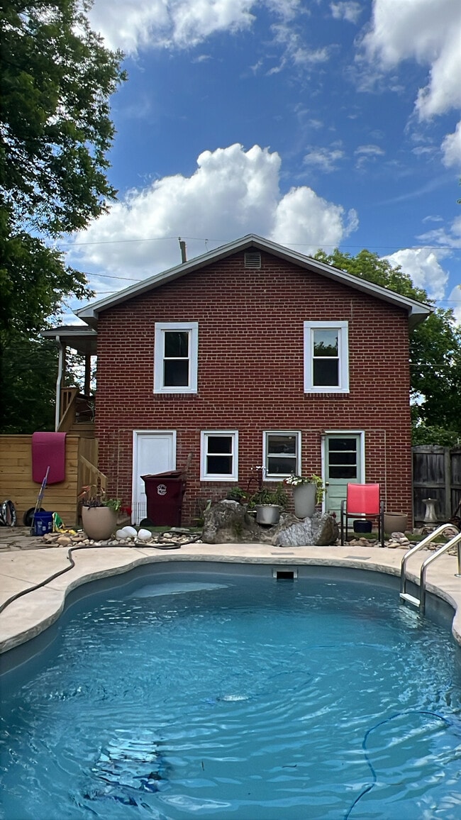 110 W Poplar St, Unit 110 Garage Apartment