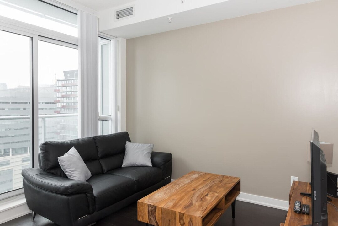 30-34 Nelson St in Toronto, ON - Building Photo