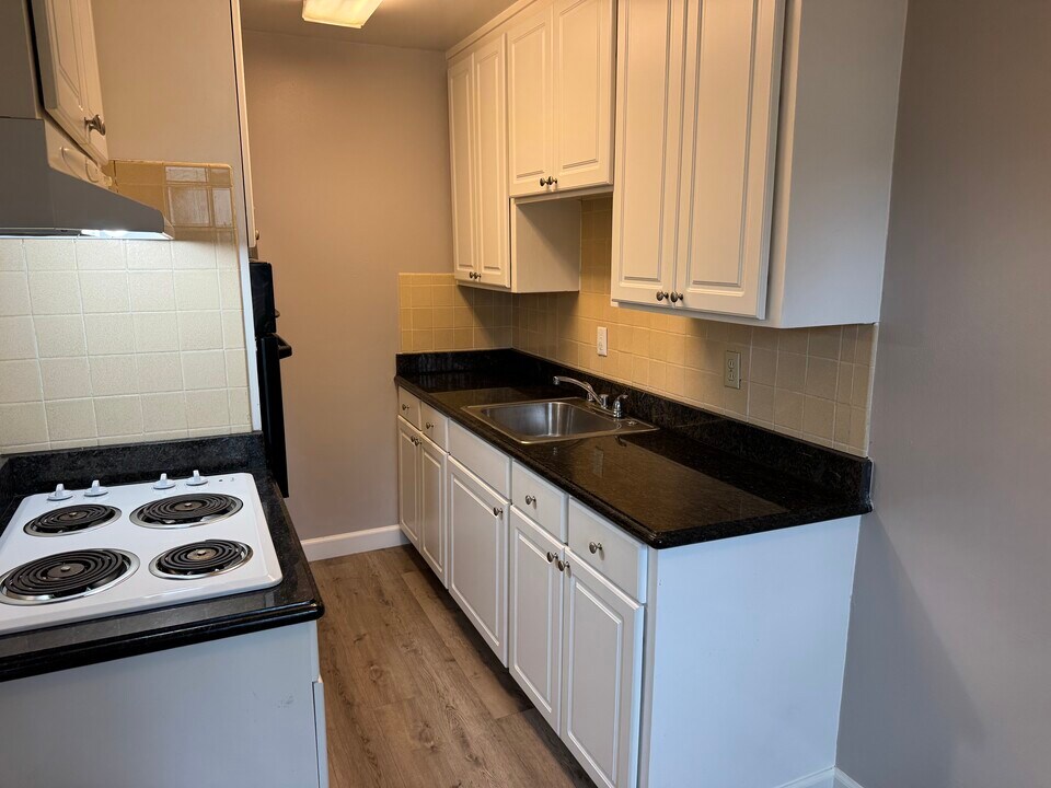 2050 Latham St, Unit 23 in Mountain View, CA - Building Photo
