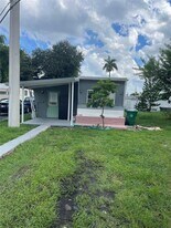 8556 Berkley Dr in Davie, FL - Building Photo