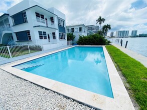 960 Bay Dr in Miami Beach, FL - Building Photo - Building Photo