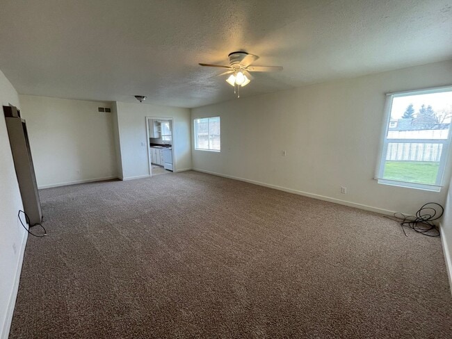 966 Walnut St in Roseburg, OR - Building Photo - Building Photo