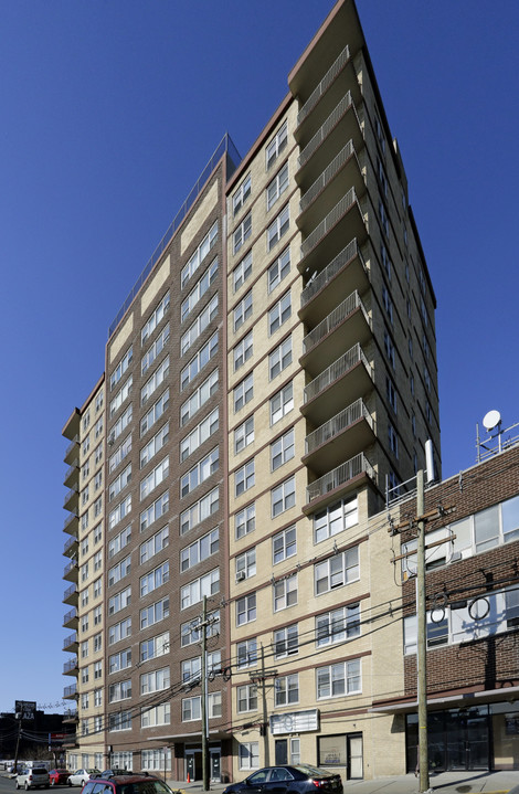 Le Cross House Condominium in Fort Lee, NJ - Building Photo