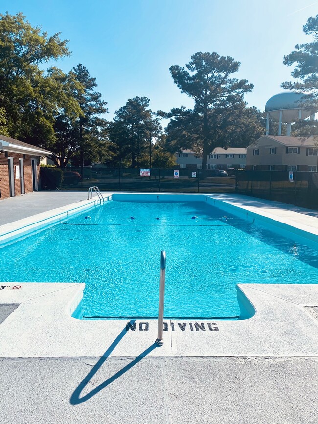 Cardinal Village in Jacksonville, NC - Foto de edificio - Building Photo