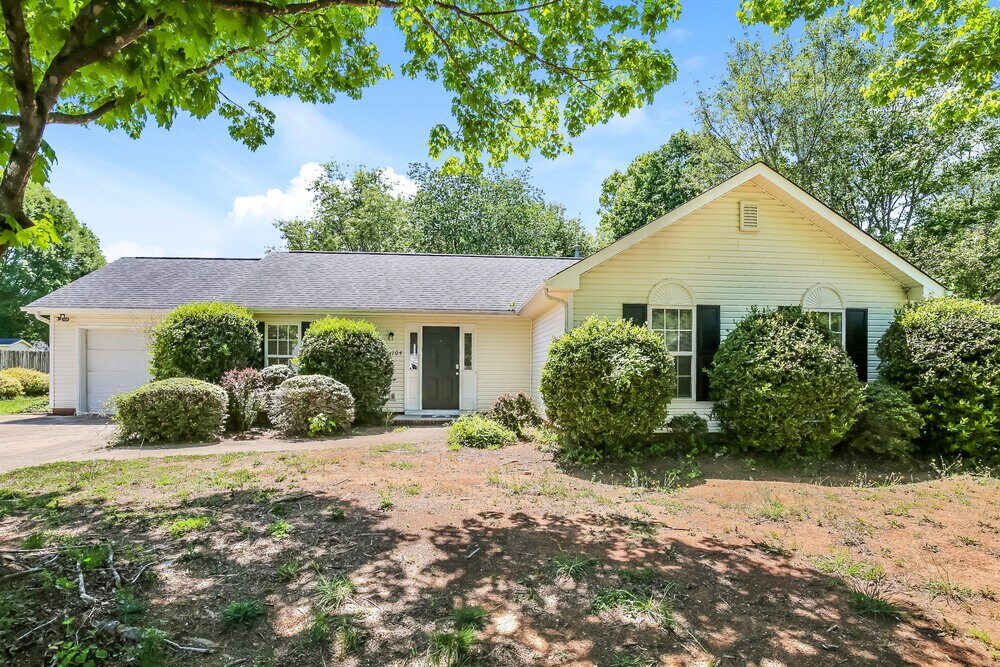 104 Stapleton Way in High Point, NC - Building Photo