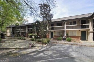 655 E Campus Rd in Athens, GA - Foto de edificio - Building Photo