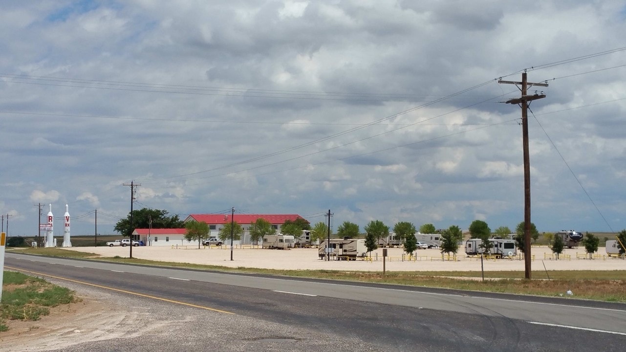 RV Park & Convenience Store - Restaurant in Seminole, TX - Building Photo