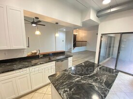 124 Roberts Ln in Alexandria, VA - Building Photo