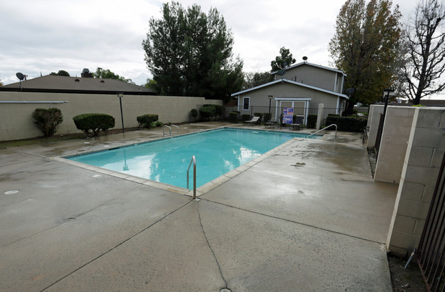 Randall Townhomes in Fontana, CA - Foto de edificio - Building Photo