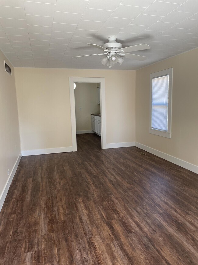 106 W B St in Ellinwood, KS - Building Photo - Building Photo