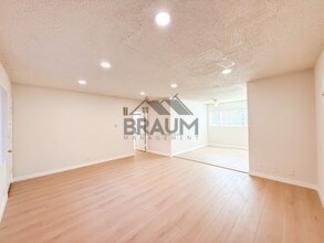 13129 Oxnard St in Los Angeles, CA - Foto de edificio - Building Photo