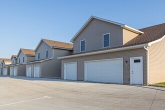 3326 Glenbrook Cir S in Bettendorf, IA - Building Photo - Building Photo