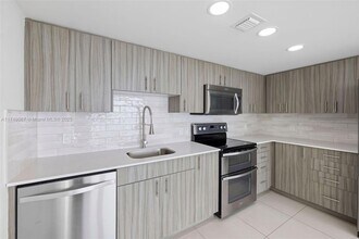 910 West Ave, Unit 1520 in Miami Beach, FL - Building Photo - Building Photo