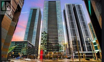 110 Charles St E in Toronto, ON - Building Photo