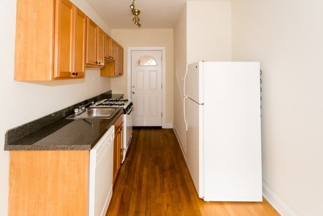 665 W Cornelia Ave, Unit N3 in Chicago, IL - Foto de edificio - Building Photo