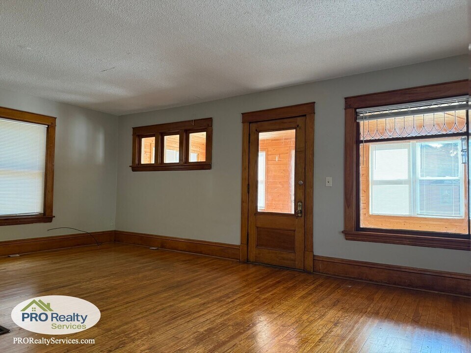 100 W 36th St in Minneapolis, MN - Building Photo