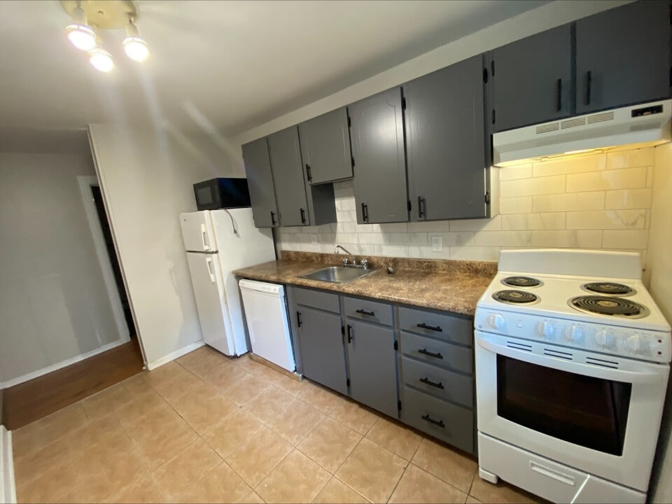 28 Newman St in Saint John, NB - Building Photo