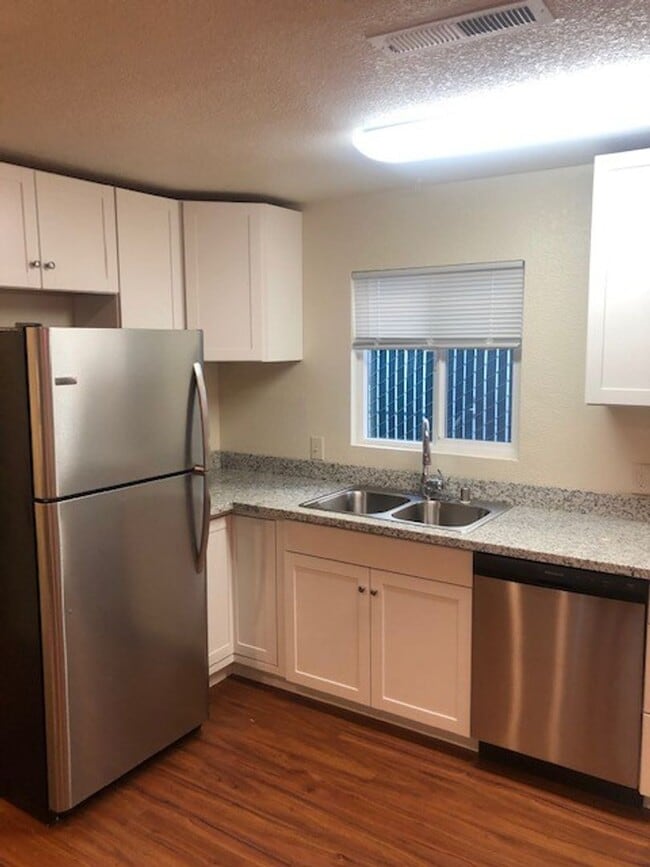 4 Lanterns in Chico, CA - Building Photo - Interior Photo