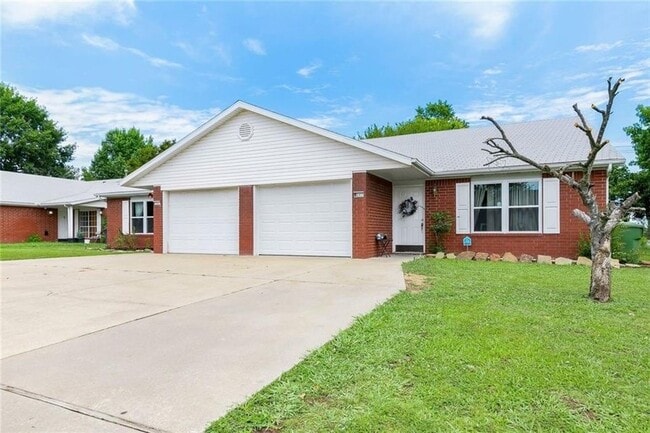 property at 707 E Eastview Dr