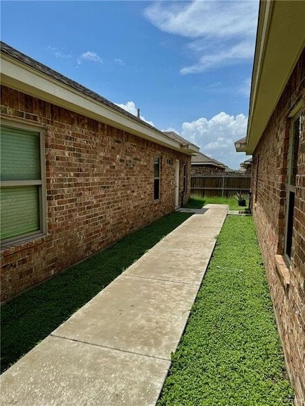 2611 E Eisenhower Ave, Unit 1 in Mission, TX - Building Photo - Building Photo